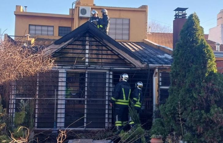 Los Bomberos de Lomas trabajan en el techo del quincho.