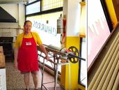 Hace casi 40 años que está relacionado al mundo de los churros porque su papá creó una máquina especial.