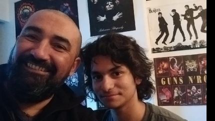 daniel y manu, padre e hijo apasionados por el teatro, la musica y la justicia social