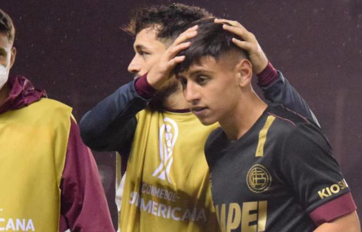 El Pity Rodríguez recibe la felicitación del Laucha Acosta.