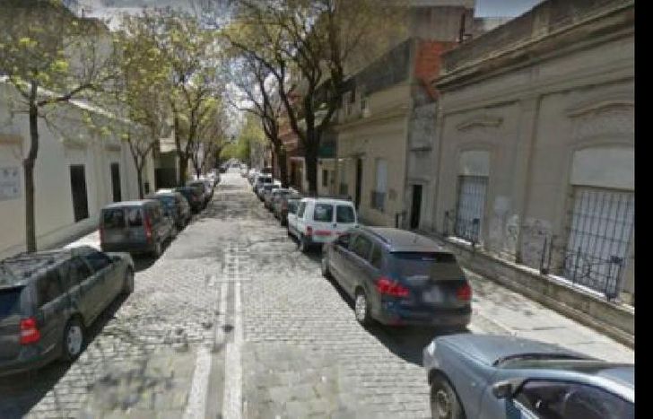 El cuerpo estaba tirado entre dos autos estacionados.