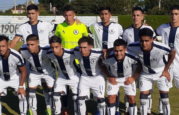 Los 11 del Azul en su visita a Merlo Norte.