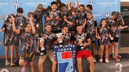 Los chicos lomenses, en lo más alto del podio.