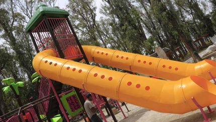 Ya están instalando los juegos recreativos y aeróbicos.