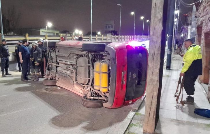 Impresionante vuelco de un auto durante la madrugada en Juan XXIII.