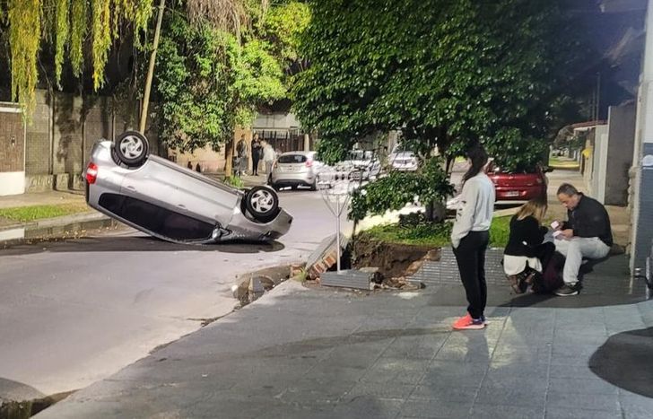 El auto quedó volcado sobre el asfalto.