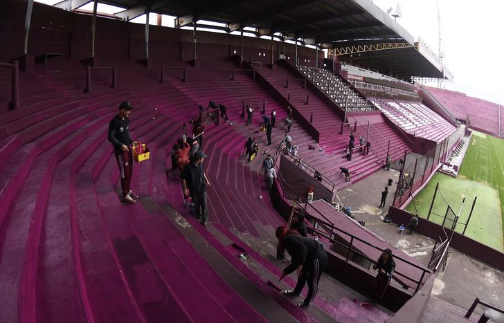 Los hinchas de Lanús pintan La Fortaleza.