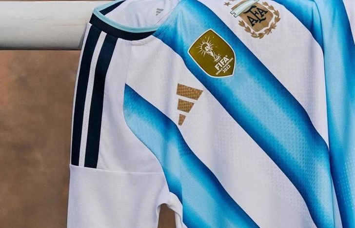 Con degradé de celestes.