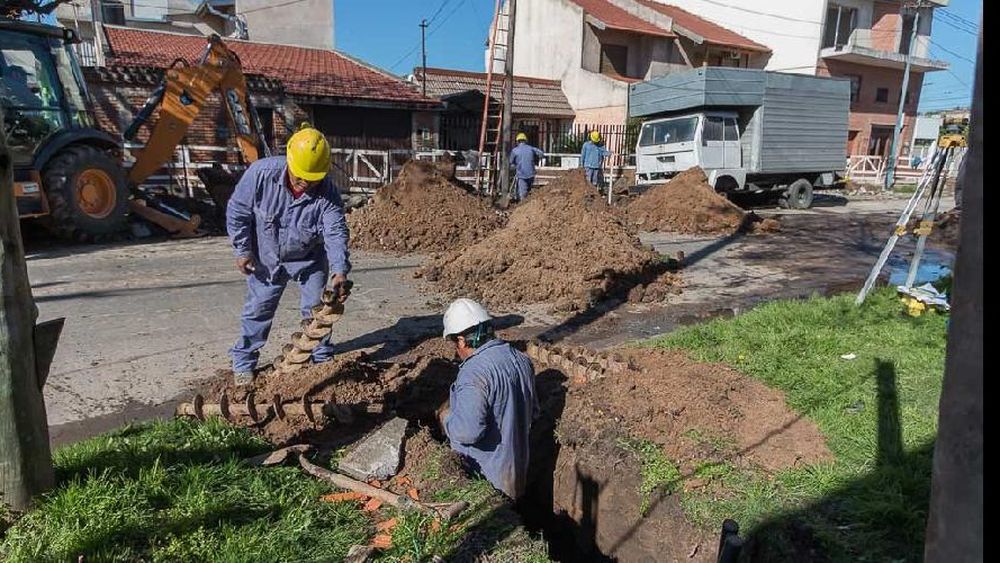 Extienden la red cloacal y conectan al servicio a 1.600 hogares de Caraza