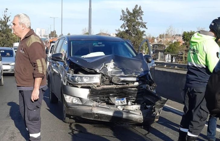 Uno de los autos quedó con el frente destruido por el choque.