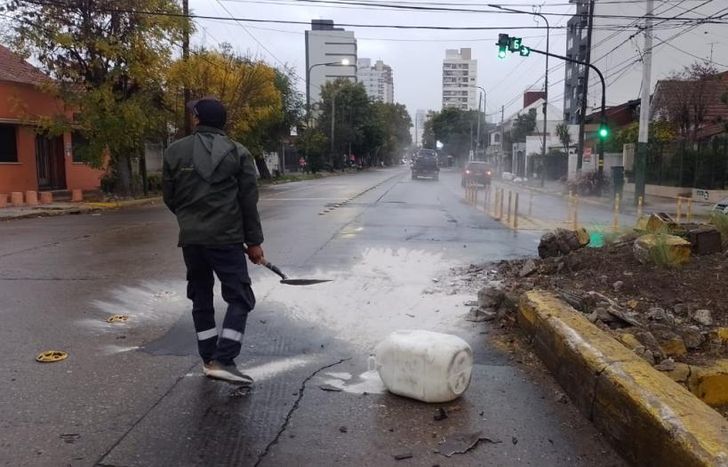 El tabique de cemento de la avenida quedó muy dañado por el impacto.
