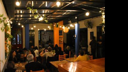 Casa Abierta queda en Pellegrini y Sáenz, y también ofrecen shows culturales.