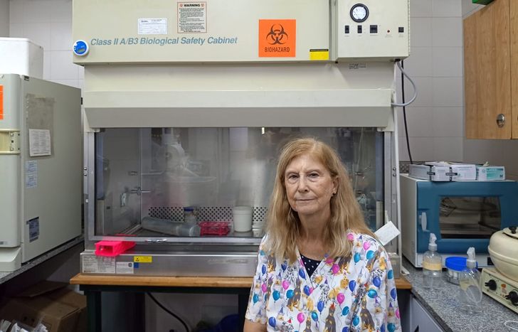 Nicky dedicó gran parte de su vida a la investigación, particularmente en la virología animal.