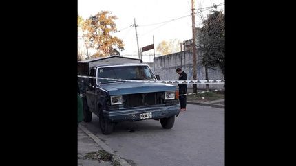 el hombre estaba trabajando con su camión cuando fue atacado.