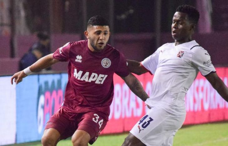 Facundo Pérez se cruza con el ecuatoriano Juan Cazares.