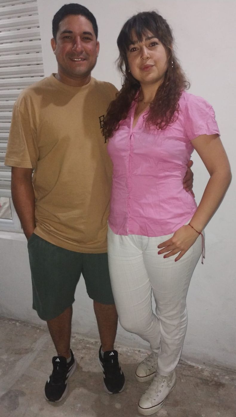 Julián junto a su pareja Agustina, quien lo motivó a encarar este proyecto en Lomas.