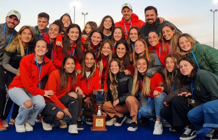 Lomas y la copa de la Superliga.