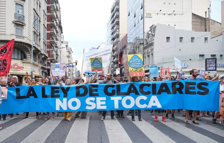 Ruidazo en la Plaza Grigera y vigilia en el Congreso mientras Diputados busca aprobar la reforma a la Ley de Glaciares.