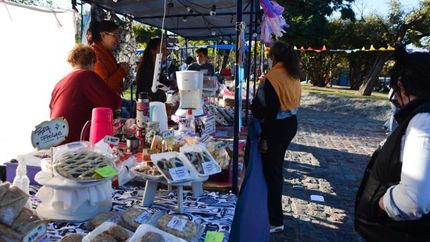 En la feria hay stands de diferentes rubros. En la feria hay stands de diferentes rubros.