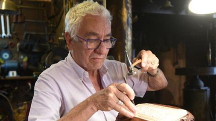 milei rompio con la tradicion del baston de pallarols, figura lomense de la democracia