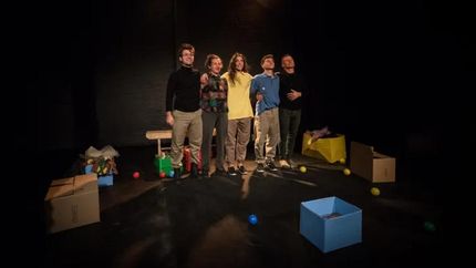 La pasión por el arte une a la familia arriba del escenario. La pasión por el arte une a la familia arriba del escenario.