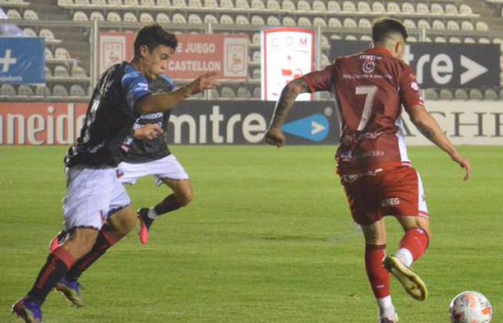 Salvador domina la pelota en un intento del Gallo.