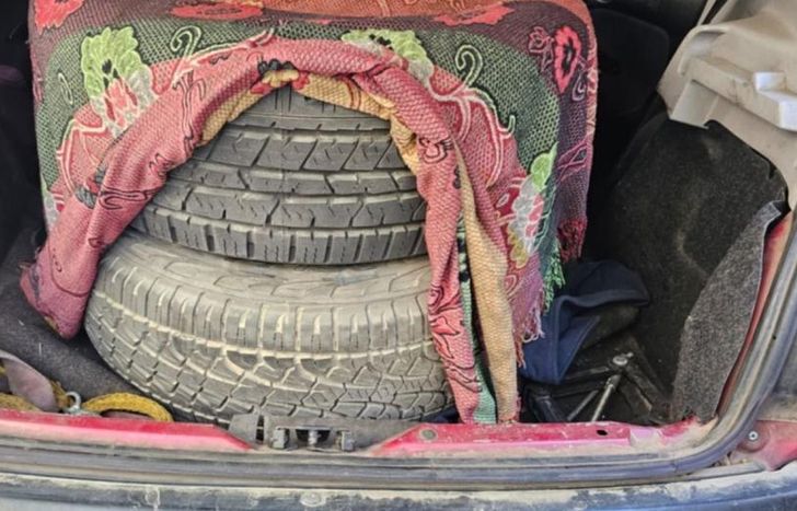 Las ruedas encontradas en el auto de los delincuentes.