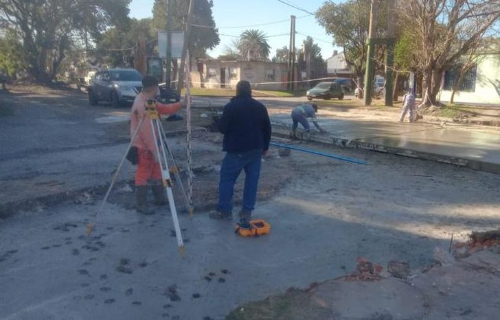Trabajos sobre la calle Cabred, de Temperley Este.