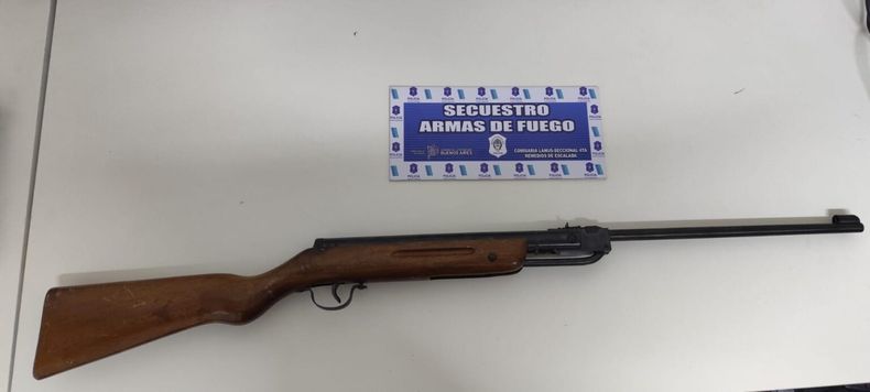 Rifle incautado al agresor durante el allanamiento en Remedios de Escalada.