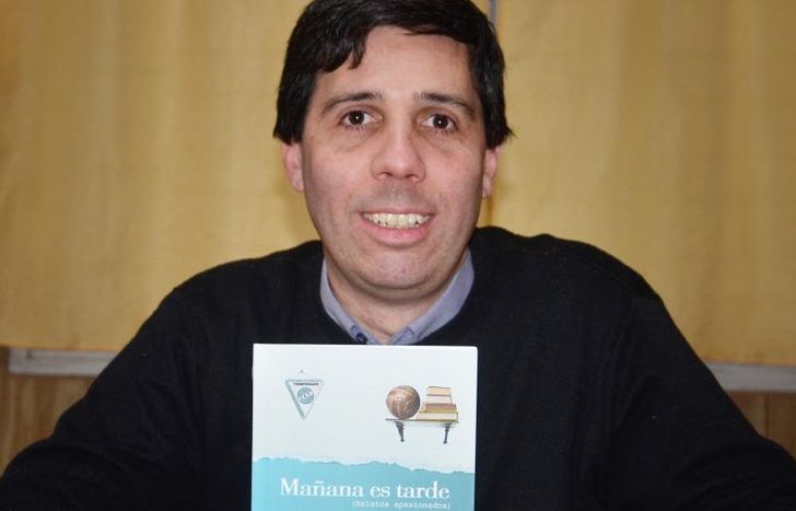 Federico ya tiene su libro en formato papel. Su sorpresa fue absoluta.
