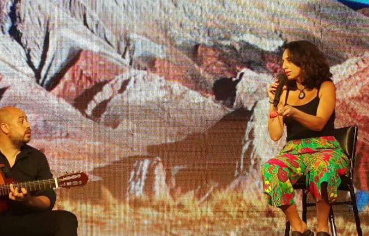 Hay shows de canto y baile.