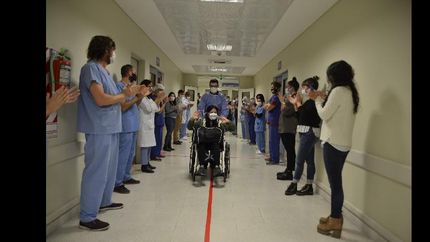 el emotivo momento en el que recibio el alta la primera paciente con coronavirus del hospital del bicentenario en echeverria