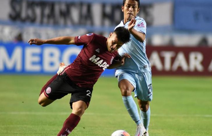 Bernabei pelea por la pelota con Saavedra.