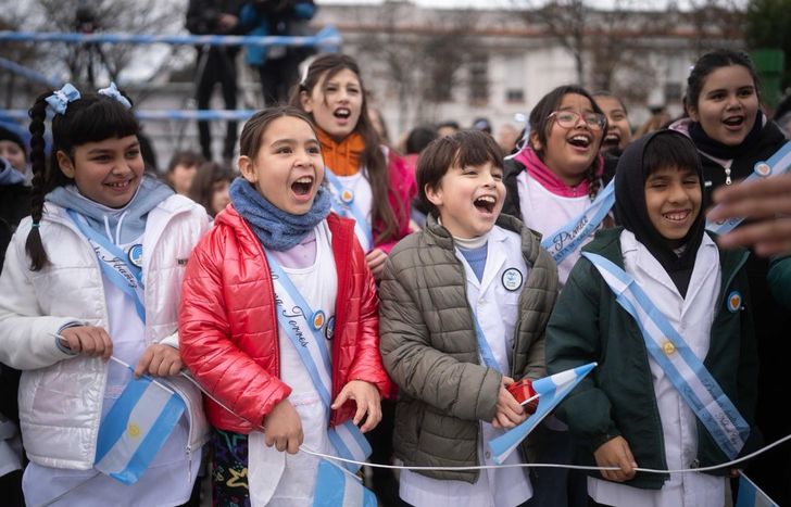 Federico Otermín encabezó la Promesa a la Bandera junto a más de 2.500 estudiantes de Lomas