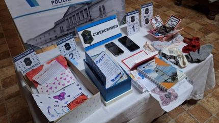 Los elementos incautados durante el allanamiento de la casa del acusado.