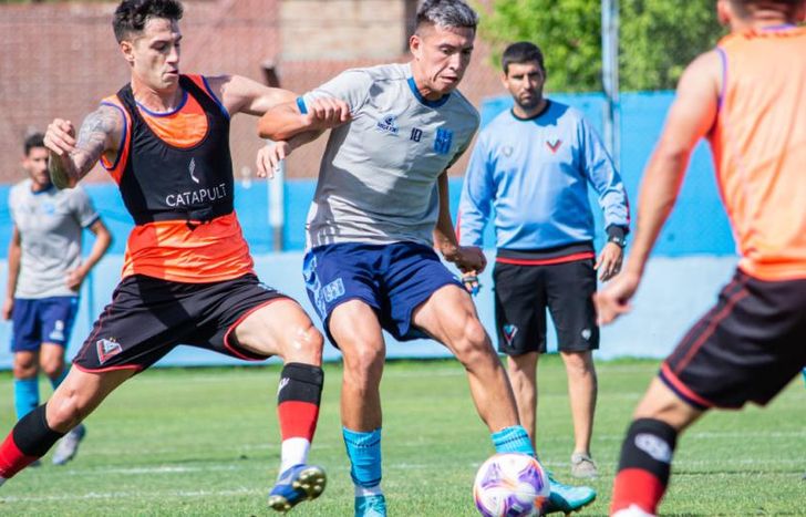 Vico puso dos equipos diferente en cancha.