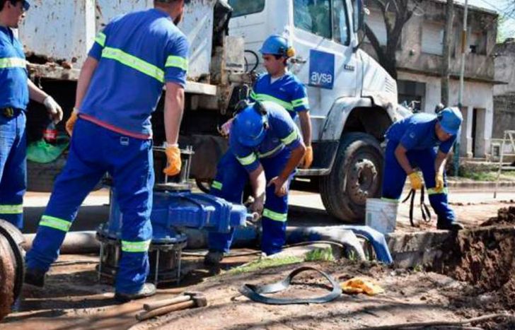 La empresa AySA anunció que habrá cortes de agua en distintas zonas de Lomas.