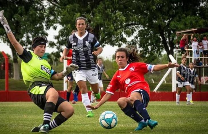 El Porvenir no pudo hacer pie ante Independiente en Domínico.