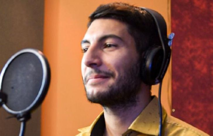 El micrófono, aliado de Santiago para cantar y para comunicar.