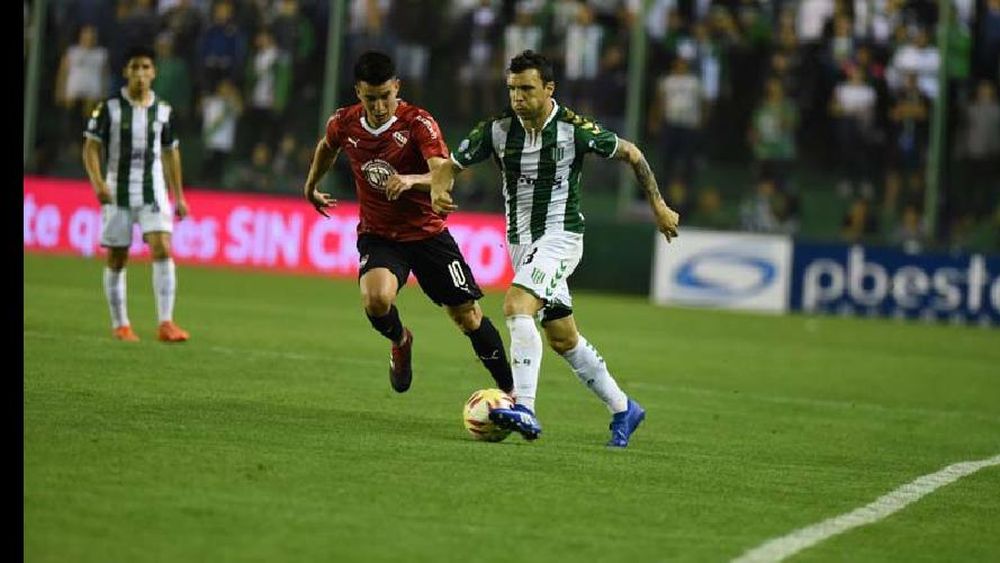 Nicolás Bertolo frente a Independiente, en uno de los tres partidos que fue titular en la Superliga