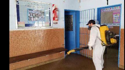 Cómo son los operativos de desinfección en las escuelas de Lomas