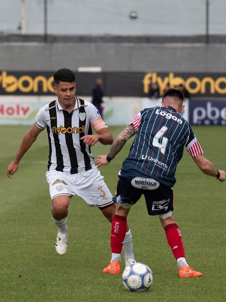 Franco Quinteros encara a Gabriel Carrasco.