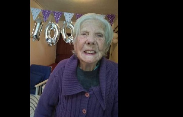 así de espléndida está Carmen que casi no necesita ayuda para movilizarse.