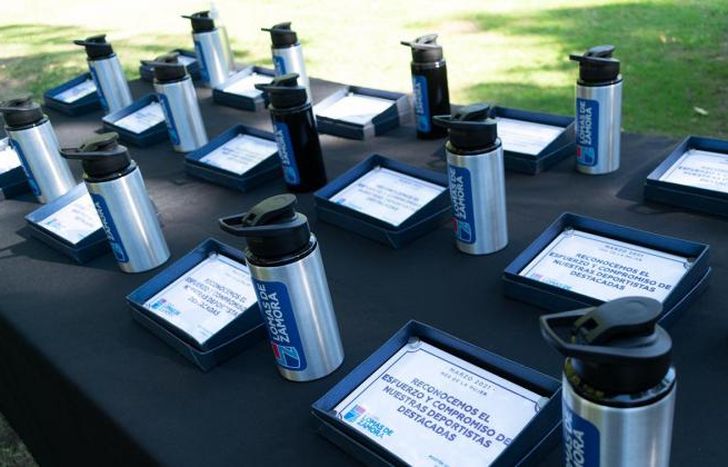 Cada referente recibió una plaqueta y una botella deportiva.