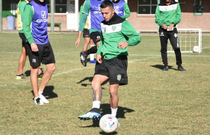 Urzi ya trabaja a la par de sus compañeros.