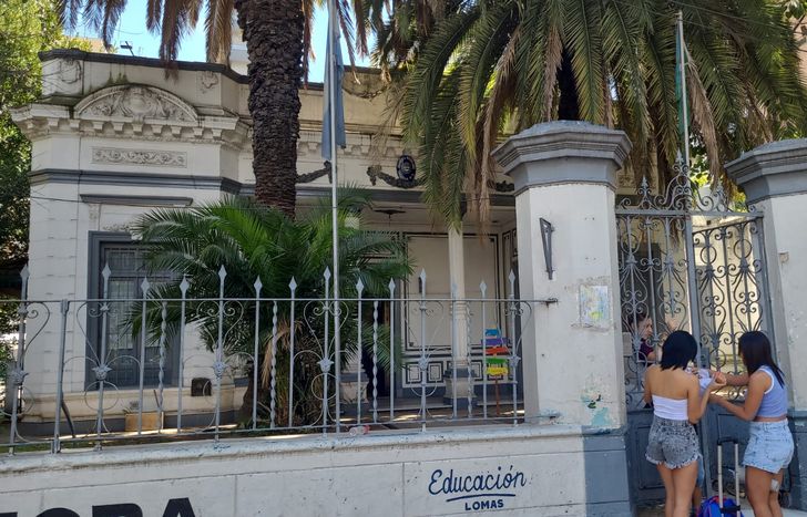 La Escuela de Teatro de Lomas de Zamora funcionaba donde hoy se encuentra la Escuela Nº9 República del Paraguay.