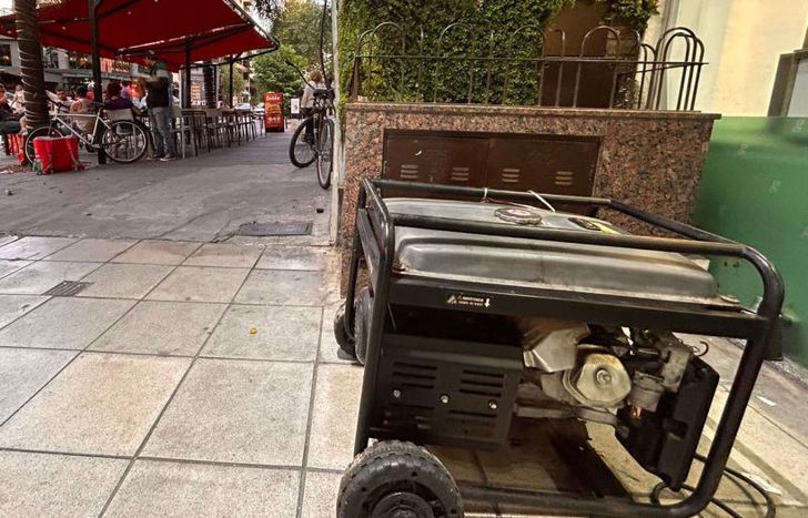 Muchos vecinos deben recurrir al grupo electrógeno para poder tener servicio.