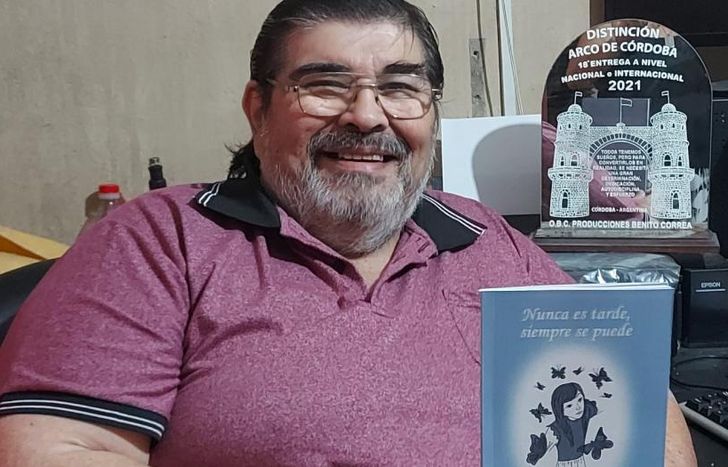 Jorge, feliz y orgulloso junto a su libro.