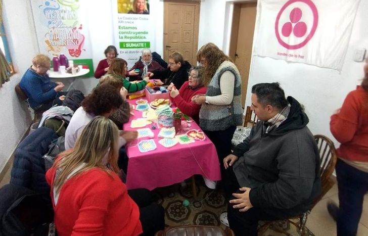 Tejedoras solidarias organiza el segundo encuentro para crear gorros y mantas.