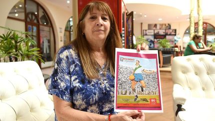 Dolores sostiene un recorte de su padre. Gustavo brilló en Banfield y es el goleador histórico.